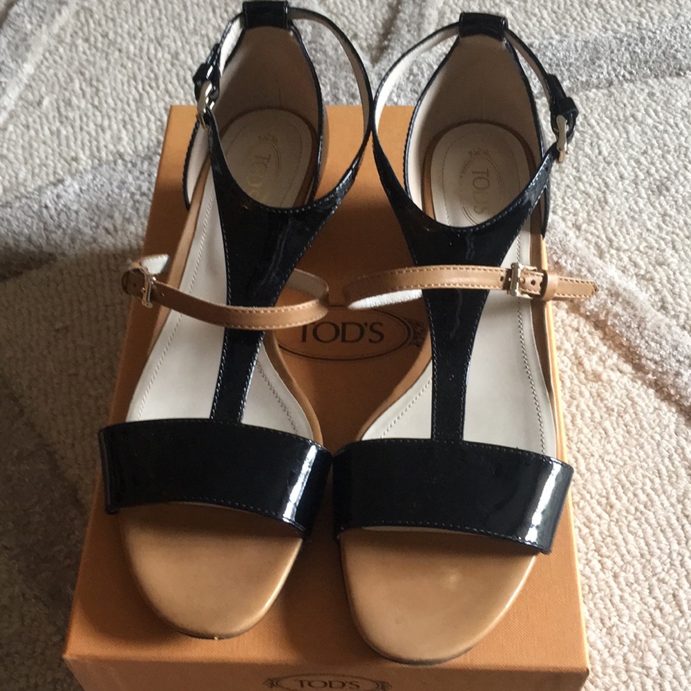 Tods 38.5 black and beige strappy flat sandal